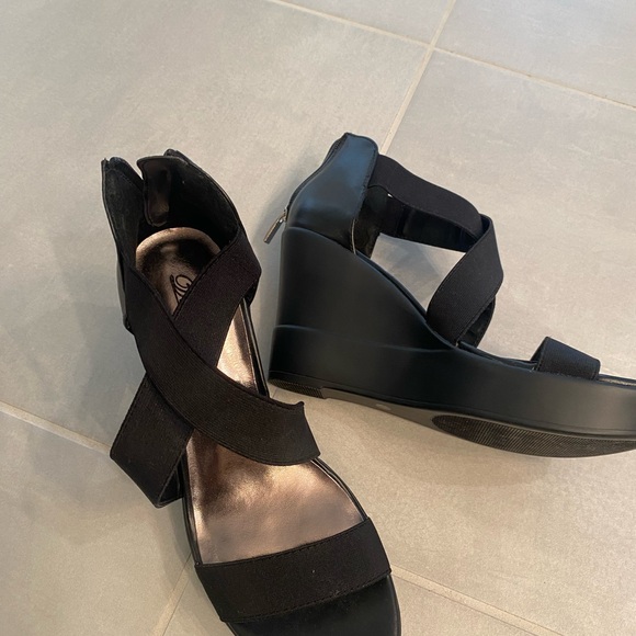 Strappy black heeled shoes. - Picture 3 of 4